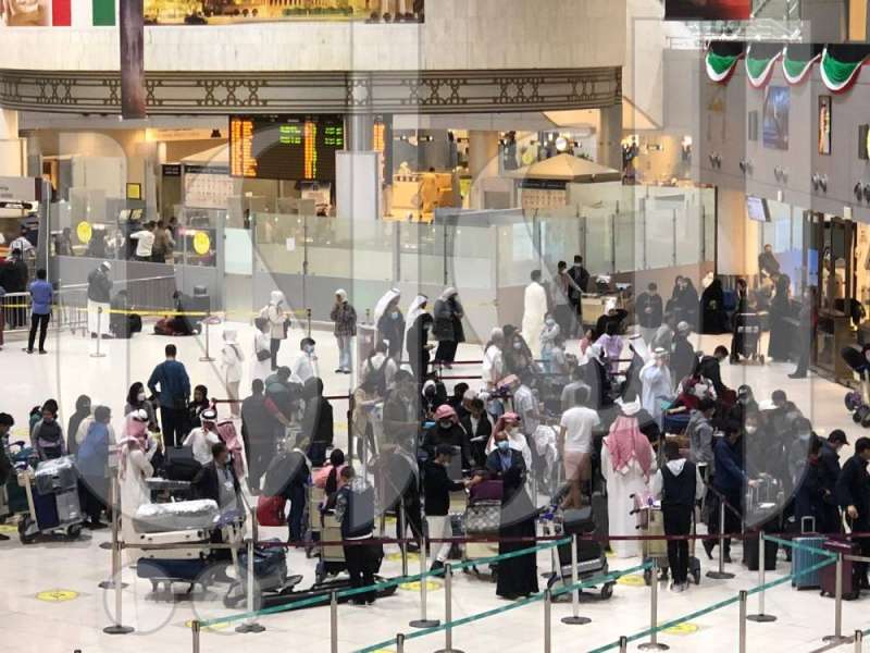 مطار الكويت يشهد حركة مغادرة أعداد كبيرة من المسافرين