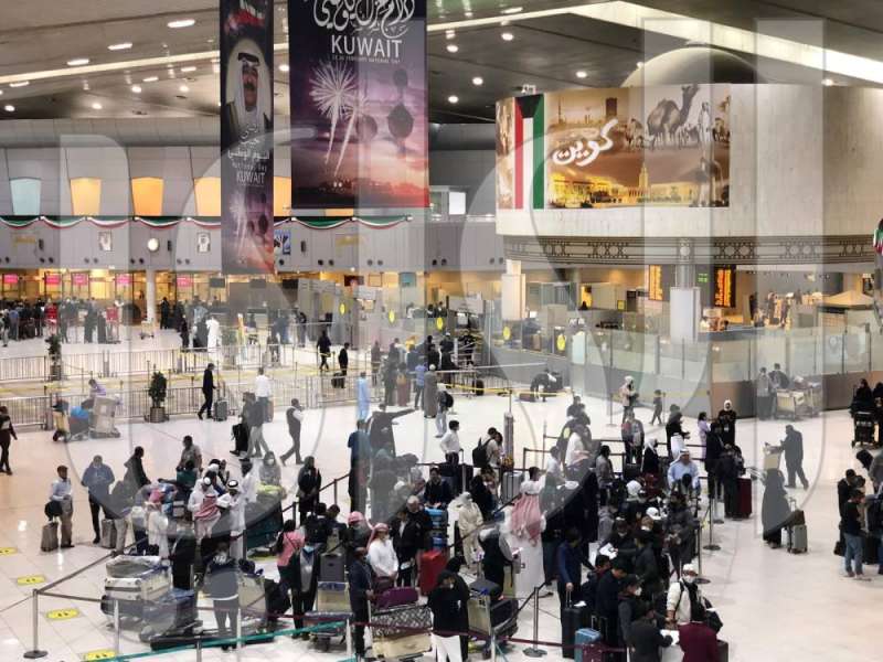 مطار الكويت يشهد حركة مغادرة أعداد كبيرة من المسافرين 