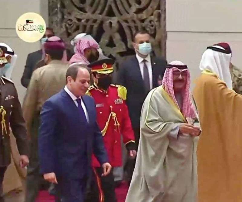 سمو ولي العهد مستقبلا الرئيس المصري