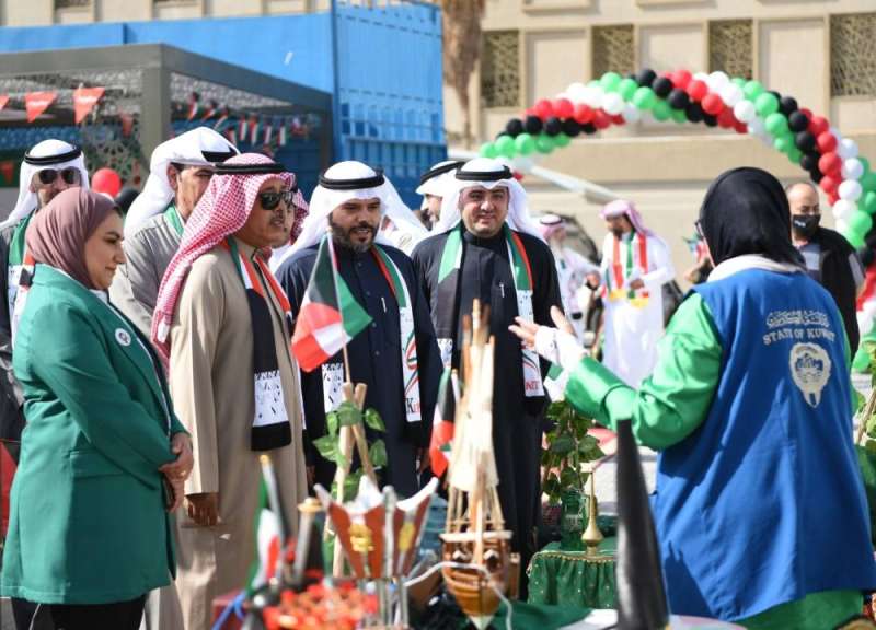 الوكيل المساعد مسلم السبيعي وعدد من مسؤولي الوزراء خلال جولة على الإدارات  في احتفالية رفع العلم