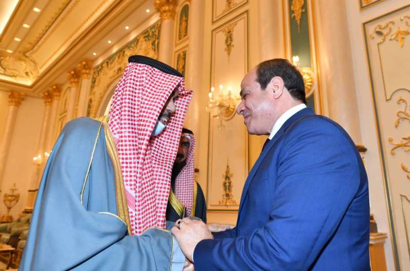 سمو الأمير مستقبلا الرئيس المصري