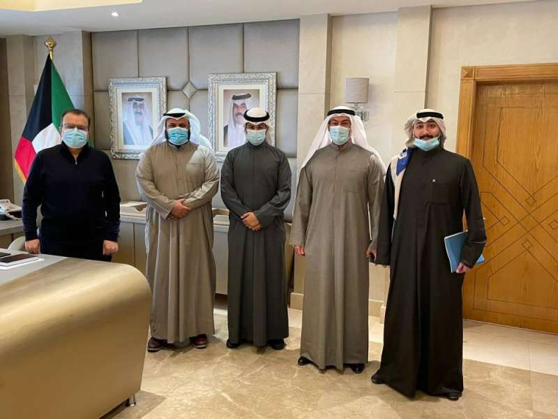 وزير الصحة مستقبلا أعضاء مجلس إدارة الجمعية الطبية الكويتية 