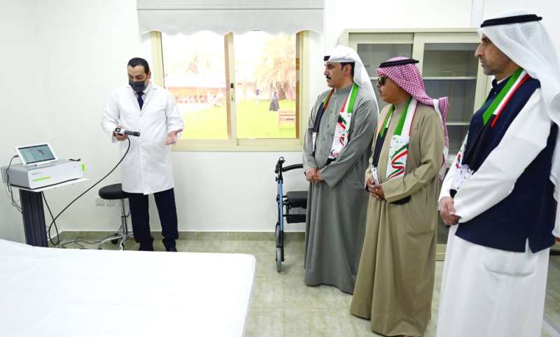 السبيعي والرشيدي ومراقب «رعاية المسنين» جاسم الدالوي خلال افتتاح قسم العلاج الطبيعي