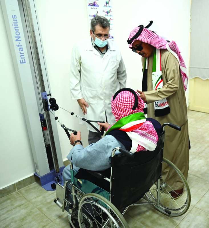 السبيعي يطمئن على صحة أحد المسنين