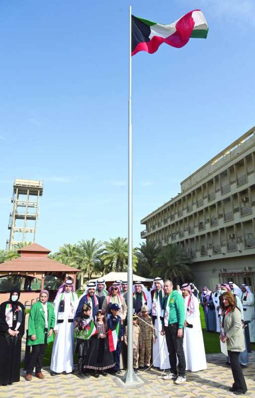 مسؤولو «الشؤون» احتفلوا برفع العَلم بمجمّع دور الرعاية