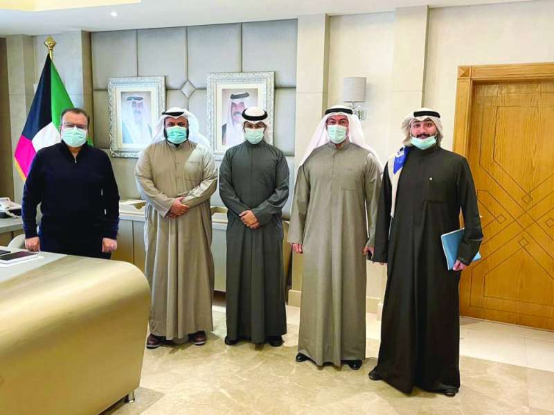 الوزير لدى استقباله مجلس إدارة الجمعية الطبية