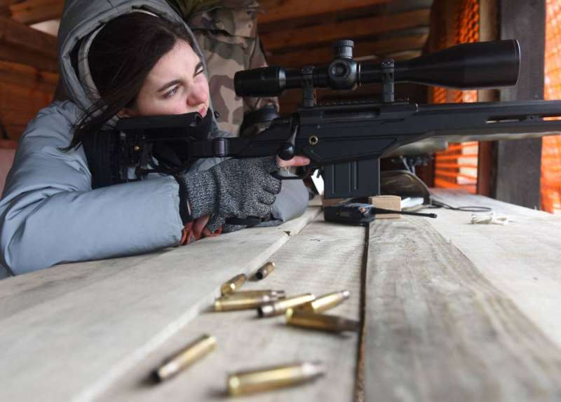 أوكرانية تشارك في تدريب عسكري أمس (أ ف ب)