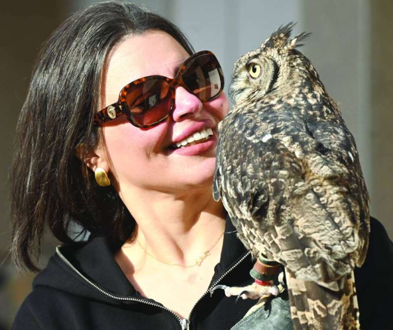 إحدى أعضاء الفرق المشاركة تعرض البوم	 (تصوير أسعد عبدالله)
