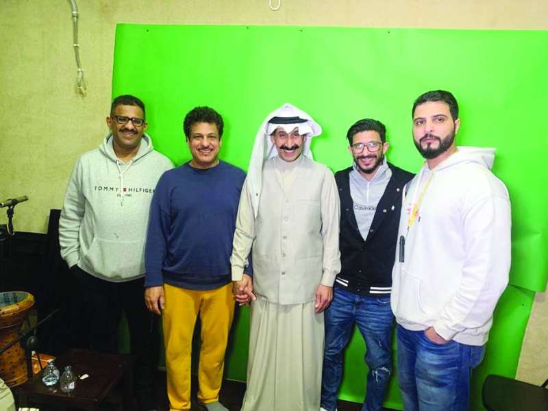 الدويلة مع فريق التصوير