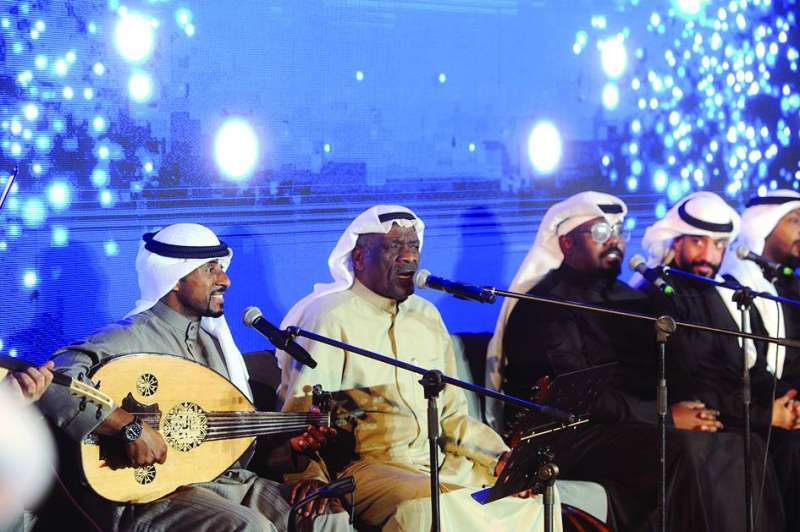 الملا والمفتاح في دويتو غنائي 	(تصوير سعود سالم)
