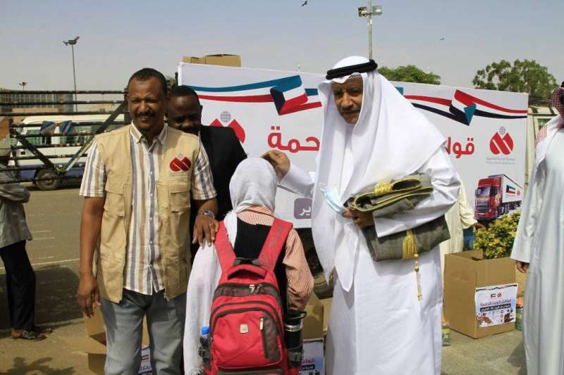 جانب من توزيع المساعدات على الأيتام في السودان ضمن قوافل «كويت الرحمة»