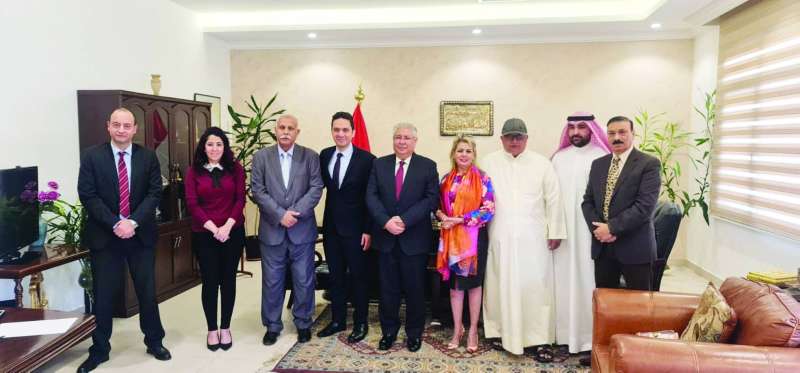 السفير يتوسط الصحافيين