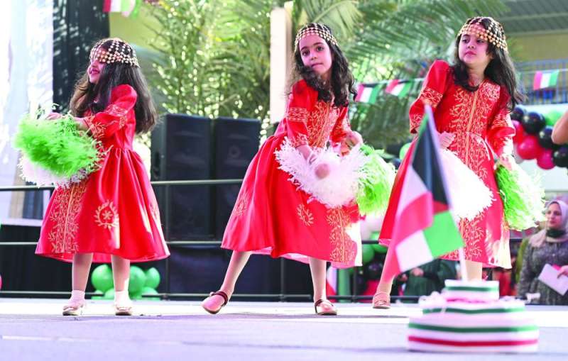 رقصة شعبية تؤديها زهرات 