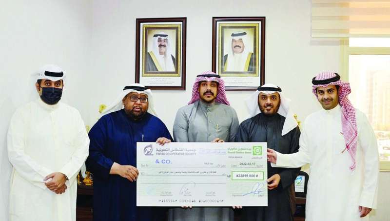 جانب من تسليم «تعاونية الفنطاس» الشيك لمسؤولي بيت الزكاة