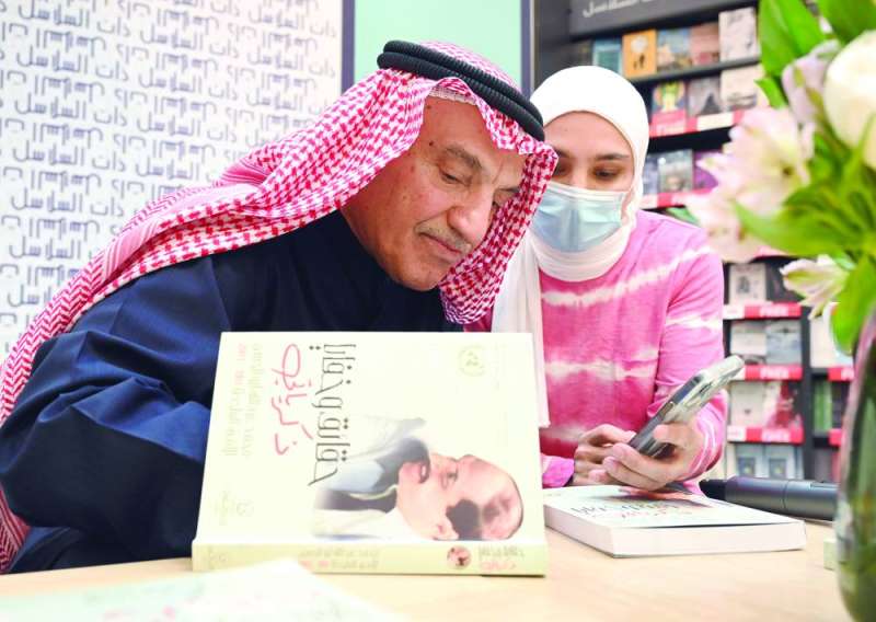 أبوالحسن موقعاً عقد إصدار كتابه 	(تصوير نايف العقلة)