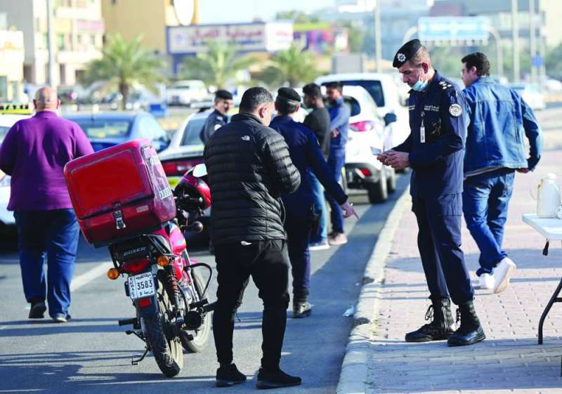 العميد فواز الصباح يُدقق بأوراق سائق دراجة توصيل