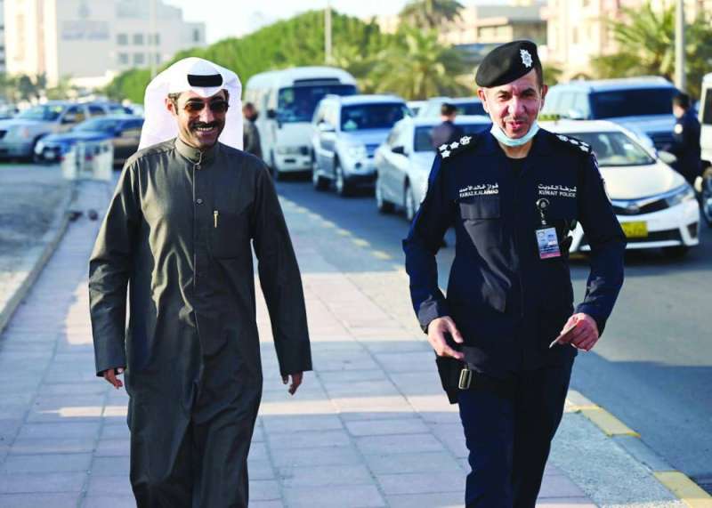 العميد الشيخ فواز الخالد مع الزميل نايف كريم أثناء الحملة