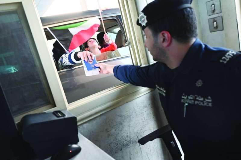 عائلة مغادرة تسلم جوازاتها في منفذ النويصيب	 (تصوير نايف العقلة)