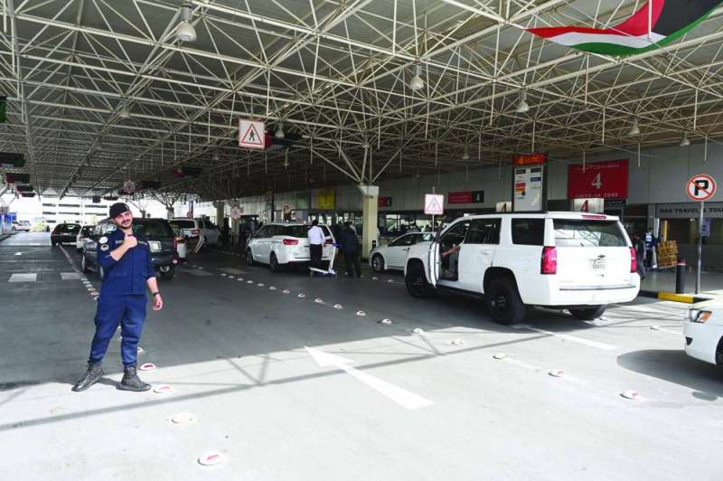 تسهيل حركة المركبات أمام المطار
