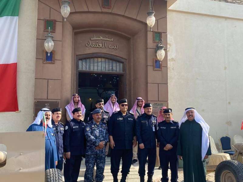 الفريق البرجس وقيادات الداخلية أمام متحف بيت العثمان (تصوير: سعود سالم)