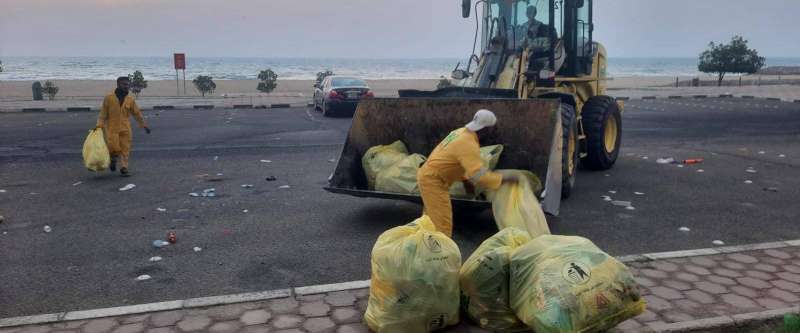 رفع المخلفات عقب الاحتفالات 
