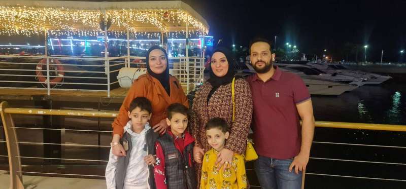أحمد مصطفى مع عائلته