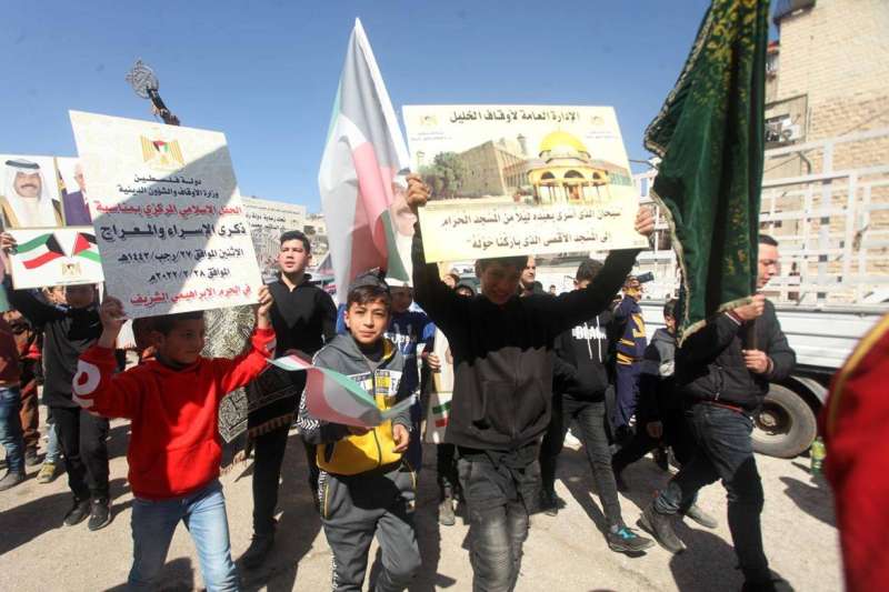 مسيرة في الخليل احتفاء بأعياد الكويت الوطنية على هامش احتفالية لإحياء ذكرى الإسراء والمعراج أمس