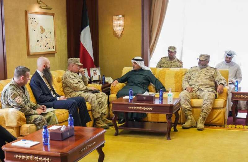  وزير الدفاع بالوكالة يستقبل قائد القيادة المركزية الأميركية 
