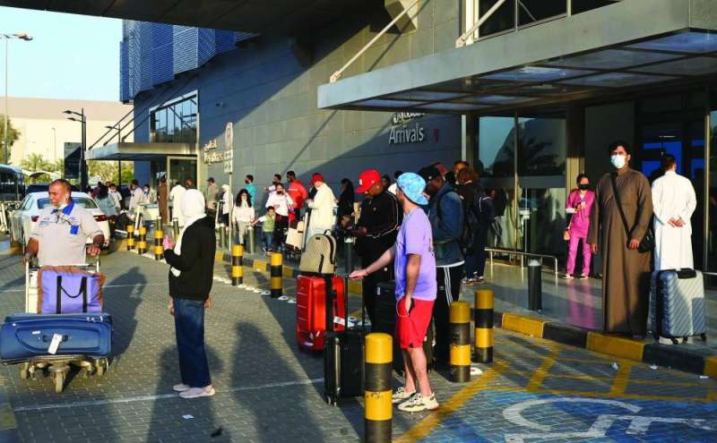 قادمون أمام مبنى «طيران الجزيرة»