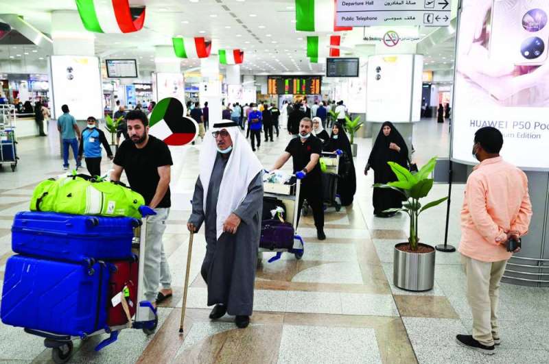 حركة قدوم كبيرة شهدها مطار الكويت في اليومين الماضيين	 (تصوير نايف العقلة)