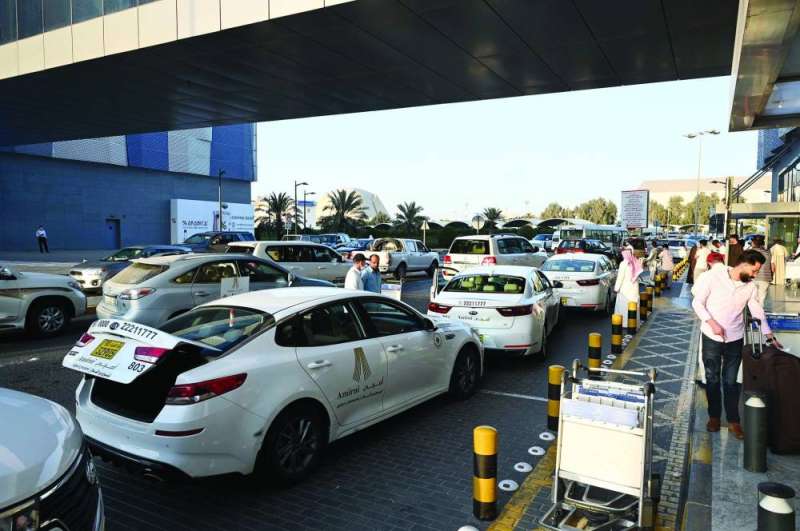 زحام سيارات أمام صالات القادمين
