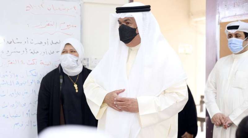 وزير التربية خلال الجولة