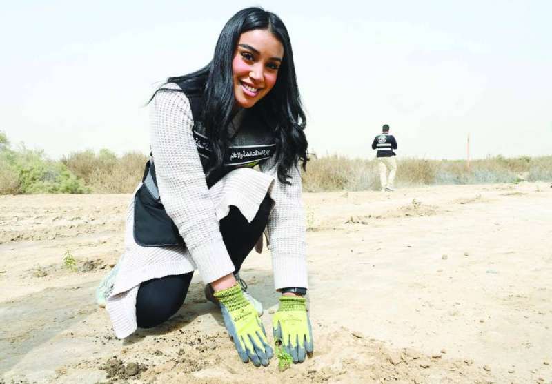 
فتاة تغرس شتلة
