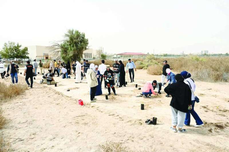 
عمل دؤوب للفرق التطوعية في تشجير محمية الجهراء 	