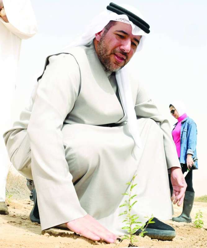 
عبدالله الأحمد مشاركاً في غرس الشتلات
