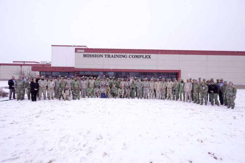 صورة جماعية لعموم المشاركين في التمرين في مركز التدريب- قاعدة فورت كارسن 