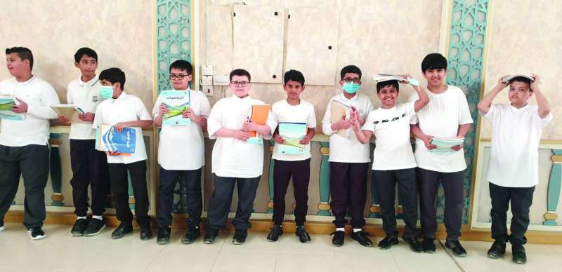 طلاب عقب تسلمهم الكتب