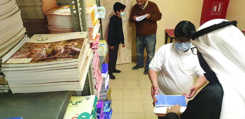 جانب من توزيع الكتب على الطلاب