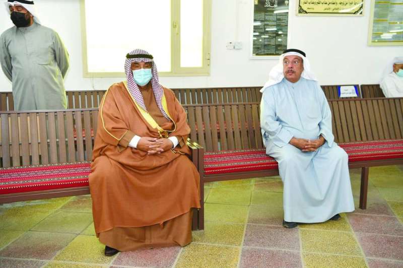 
سمو الشيخ ناصر المحمد خلال مشاركته في مراسم العزاء