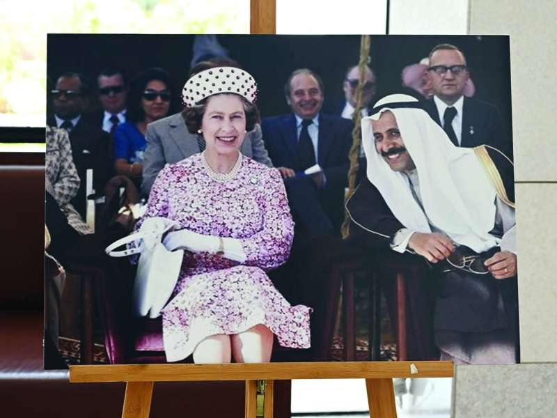 
لوحة توثق زيارة الملكة إليزابيث للكويت العام 1979