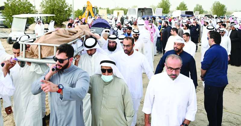 
جثامين الضحايا محمولة على الأعناق