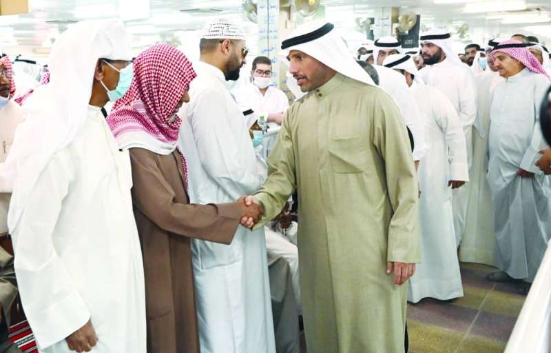 الغانم يقدم واجب العزاء 