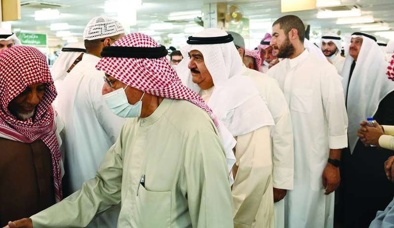 جموع من المعزين 