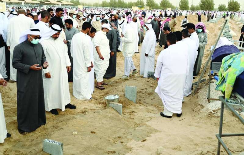 
مقبرة الصليبخات غصت بالمعزين 	 (تصوير نايف العقلة وسعود سالم)