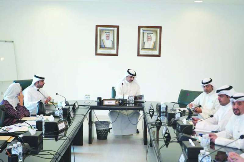 
جانب من اجتماع لجنة الأحمدي في المجلس البلدي
