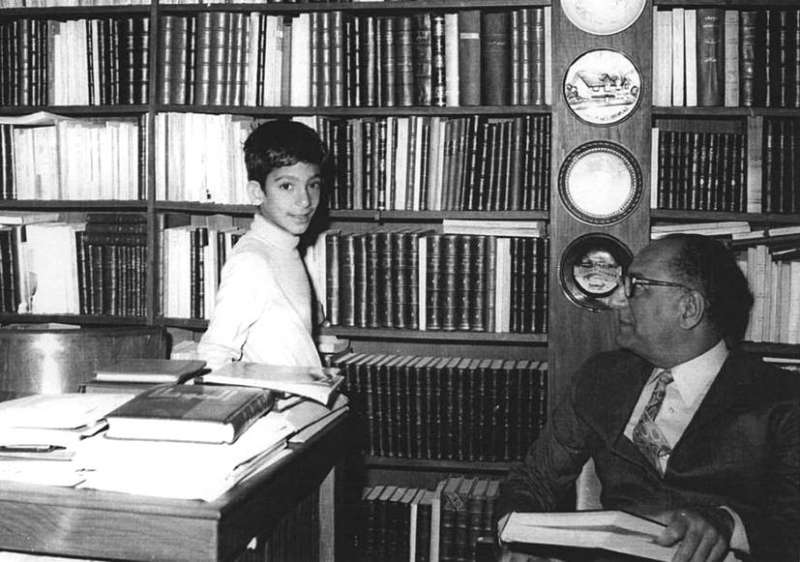 
عبدالعزيز حسين في مكتبه مع ابنه هاني