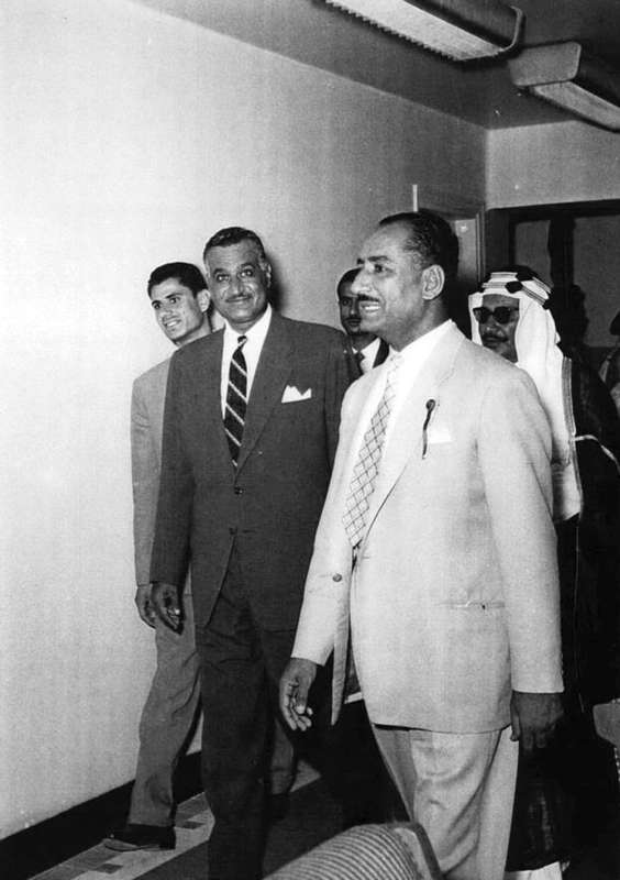 
الرئيس جمال عبدالناصر وعبدالعزيز حسين
