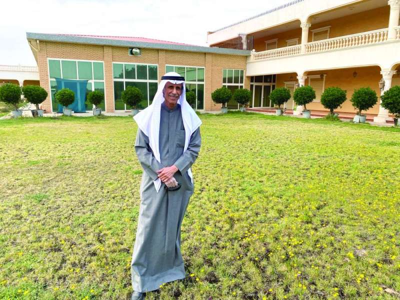 
المزارع يوسف البحر وسط مزرعته في العبدلي
