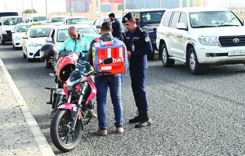 
العميد فواز الخالد خلال تفتيش عاملي «دليفري»