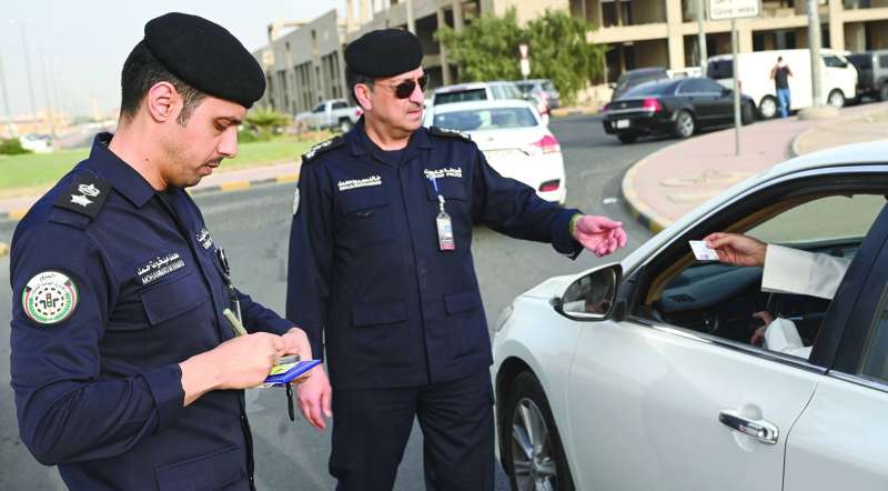 
العميد خالد محمود والمقدم محمد مبخوت خلال التأكد من إجازات القيادة 	(تصوير نايف العقلة)